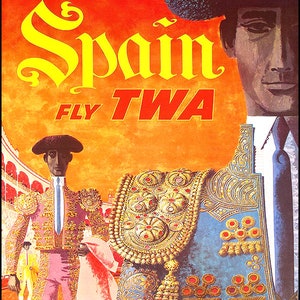 Puede incluir: Un cartel de viaje vintage que anuncia vuelos a Espa&ntilde;a con TWA. El cartel presenta a un torero con un traje tradicional con una capa roja y dorada, de pie en una plaza de toros. El texto "Spain FLY TWA" est&aacute; escrito en una fuente audaz y estilizada.