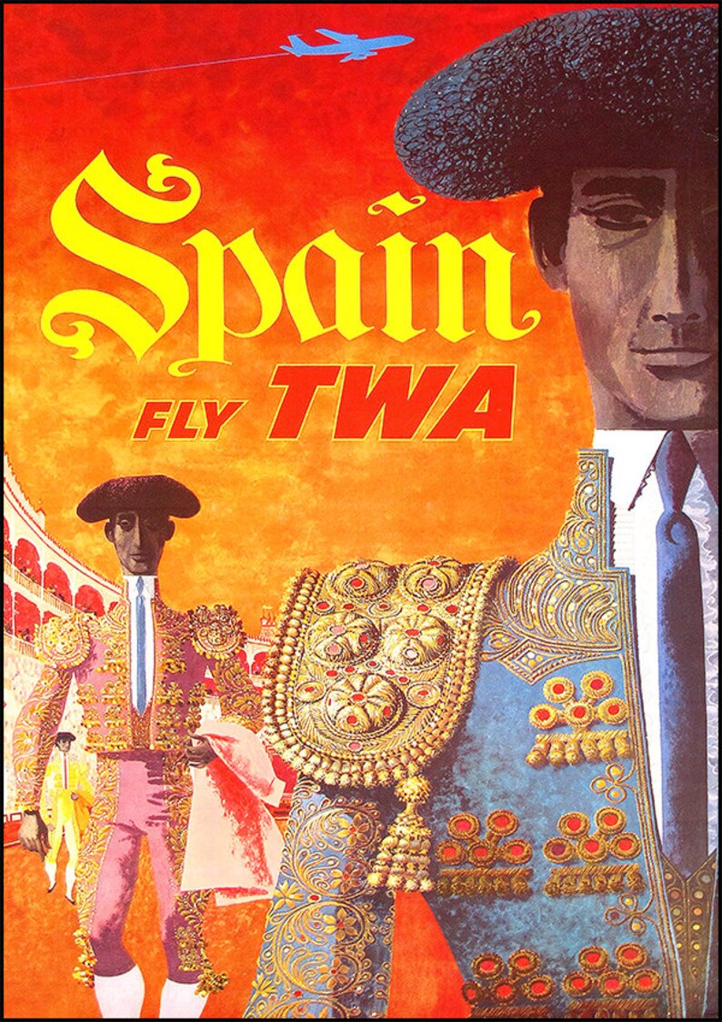 Puede incluir: Un cartel de viaje vintage que anuncia vuelos a Espa&ntilde;a con TWA. El cartel presenta a un torero con un traje tradicional con una capa roja y dorada, de pie en una plaza de toros. El texto "Spain FLY TWA" est&aacute; escrito en una fuente audaz y estilizada.
