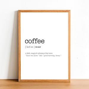 Puede incluir: Un marco con la definición de "coffee" en texto negro sobre fondo blanco. La definición dice: "una sustancia oscura y mágica que convierte 'déjame en paz' en 'buenos días, cariño'". El marco es de color marrón claro.