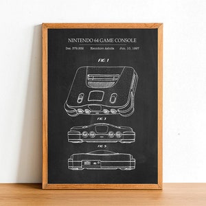 以下が含まれることがあります： 任天堂64ゲームコンソールの特許の白黒線画。特許図面は、コンソールの3つの異なるビューを示しています。図面上のテキストは、「NINTENDO 64 GAME CONSOLE」、「Des. 379,832」、「Kenichiro Ashida」、「Jun. 10, 1997」、「FIG. 1」、「FIG 3」、「FIG 5」です。