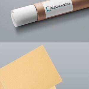 Puede incluir: Un tubo de cart&oacute;n marr&oacute;n con una etiqueta blanca que dice "classic posters". El tubo est&aacute; enrollado y tiene un papel blanco en su interior. El tubo est&aacute; sobre una superficie gris. Tambi&eacute;n se muestra un sobre marr&oacute;n con el texto "Please do not bend".