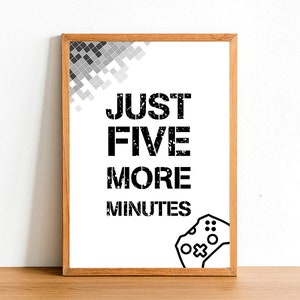 Puede incluir: Una impresión enmarcada con un diseño pixelado en blanco y negro en la esquina superior izquierda. El texto "JUST FIVE MORE MINUTES" está en blanco y negro con un aspecto desgastado. Un icono en blanco y negro de un mando de videojuego está en la esquina inferior derecha.