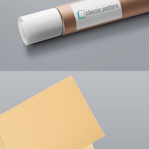 Puede incluir: Un tubo de cart&oacute;n marr&oacute;n con una etiqueta blanca que dice "classic posters". El tubo est&aacute; enrollado y tiene un papel blanco en su interior. El tubo est&aacute; sobre una superficie gris. Tambi&eacute;n se muestra un sobre marr&oacute;n con el texto "Please do not bend".