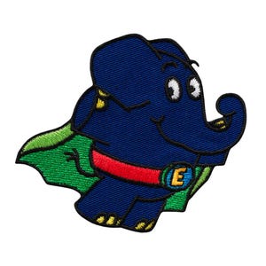 Pode incluir: Um emblema bordado de um elefante azul-escuro com uma personagem de desenho animado a usar uma capa verde brilhante e um cinto vermelho com uma fivela azul circular que exibe uma letra E amarela. O design tem contornos pretos e olhos brancos.