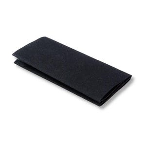 Pode incluir: Um artigo de tecido preto sólido de forma retangular, dobrado numa silhueta fina e alongada. O material tem uma textura fina e uniforme com um acabamento mate, apresentando um aspeto limpo com bordas nítidas e bem definidas.