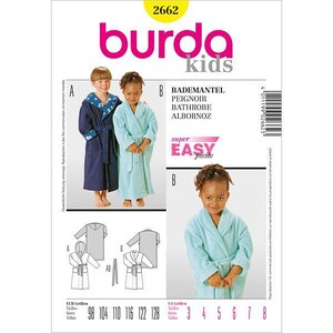 Könnte beinhalten: Ein Burda Kids Schnittmusterumschlag für einen Bademantel, Nummer 2662. Das Cover zeigt zwei Kinder in einem dunkelblauen Bademantel mit Kapuze und einem hellblauen Bademantel. Enthält technische Zeichnungen, den Text Super Easy und Größen 3-8.