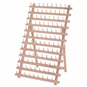 Könnte beinhalten: Ein helles Holzgarnregal mit dreieckigem A-Rahmen-Design, das mehrere horizontale Regale mit vertikalen Stiften zur Organisation von Garnrollen aufweist. Der Markenname Milward ist in Schwarz auf der oberen rechten Holzleiste aufgedruckt.