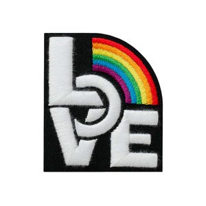Pode incluir: Um emblema bordado preto com a palavra LOVE em letras maiúsculas brancas e em negrito. A letra O é estilizada como um semicírculo, e um arco-íris vibrante e multicolorido em vermelho, laranja, amarelo, verde, azul e roxo fica acima do O.