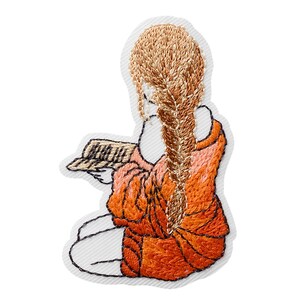 Può includere: Una toppa ricamata raffigurante una figura con una lunga treccia bionda, che indossa un maglione arancione oversize, seduta e intenta a tenere un libro aperto. Il design è realizzato con un lavoro di filo dettagliato e bordi bianchi.