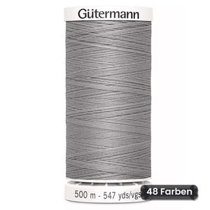 Könnte beinhalten: Eine Rolle graues Nähgarn von Gütermann. Die weiße Kunststoffspule zeigt oben den Markennamen und unten den Text 500 m - 547 yds/vgs 48 Farben. Der Faden ist in einem Kreuzmuster um die zylindrische Spule gewickelt.