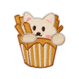 Pode incluir: Um emblema bordado apresentando um gato branco com orelhas e bochechas cor-de-rosa espreitando de um recipiente com listras amarelas e brancas cheio de batatas fritas douradas. O gato tem olhos e nariz castanhos, com duas patas na borda.