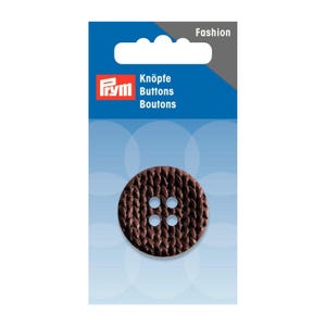 Pode incluir: Um botão circular castanho escuro com uma superfície texturizada semelhante a um tecido e quatro orifícios centrais, apresentado num cartão de embalagem azul e branco da Prym Fashion com o texto Knöpfe Buttons Boutons e o logótipo Prym.