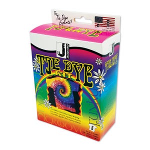 Könnte beinhalten: Eine rechteckige Jacquard Tie Dye Kit Schachtel mit einem lebendigen Regenbogen-Verlaufshintergrund, weißen Gänseblümchen-Illustrationen und einer zentralen Grafik eines spiral-gefärbten T-Shirts. Der Text lautet The Tie Dye Experts, Tie Dye Kit.
