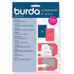 Op de afbeelding: Een verpakking Burda kopieerpapier met twee vellen van 83 x 57 cm. De verpakking is blauw en wit met tekst in meerdere talen, waaronder Nederlands, en bevat illustraties van het gebruik van het papier op patronen voor kledingstukken.