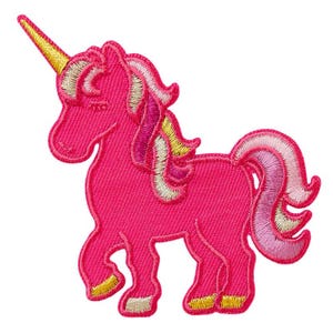 Peut inclure: Un écusson brodé thermocollant en forme de licorne. La licorne est rose vif avec une corne et des sabots dorés. Sa crinière et sa queue présentent un dégradé de fils roses, violets et jaunes. Le motif possède une texture brodée distincte.