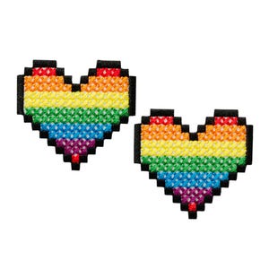 Pode incluir: Dois emblemas bordados em forma de corações pixelizados. Cada coração apresenta listras horizontais nas cores do arco-íris, incluindo vermelho, laranja, amarelo, verde, azul e roxo, contornados por uma borda preta espessa em estilo digital.