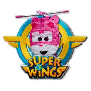 Könnte beinhalten: Ein gestickter Aufnäher mit dem Kopf einer rosa-weißen Zeichentrickfigur in der Mitte eines gelb-blauen kreisförmigen Emblems mit Flügeln und einem Hubschrauberrotor oben. Der Text SUPER WINGS ist unten in gelben Buchstaben aufgestickt.