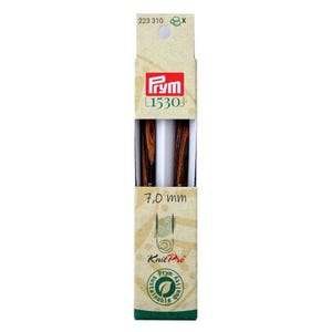 Pode incluir: Um par de agulhas de tricô KnitPro de 7,0 mm numa embalagem de cartão bege. A embalagem apresenta o logótipo Prym, o código de produto 223 310 e um selo verde de qualidade sustentável. As agulhas têm um padrão de veios de madeira castanha.
