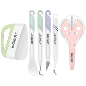 Peut inclure: Un ensemble d'outils de loisirs créatifs comprenant un racloir vert clair, une spatule, un échenilleur, un cutter, une pince et des ciseaux roses. Chaque outil porte le logo XENART en noir. Les outils sont dans des tons pastel de vert, violet et rose.