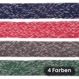 Pode incluir: Quatro tiras horizontais de cordão trançado, cada uma com uma cor de base sólida entrelaçada com fio branco. As cores de cima para baixo são azul escuro, vermelho, cinza e verde. Uma etiqueta retangular preta exibe o texto 4 Farben.