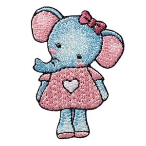 Pode incluir: Um emblema bordado apresentando um elefante azul-claro com orelhas grandes cor-de-rosa, um pequeno laço cor-de-rosa na cabeça e bochechas rosadas. O elefante veste um vestido cor-de-rosa com um coração branco no centro e tem pernas e pés azul-claros.