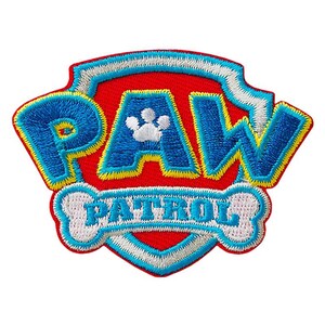 Puede incluir: Un parche bordado con el logotipo de Paw Patrol en forma de escudo. El diseño incluye un fondo rojo, letras azules en negrita con borde amarillo, una huella blanca y la palabra Patrol en azul sobre una banda blanca con forma de hueso.