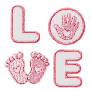 Può includere: Un set di quattro toppe ricamate che compongono la parola LOVE. La L e la E sono lettere bianche con bordi rosa. La O è una toppa circolare con un'impronta di mano rosa contenente un cuore. La V è formata da due impronte di piedi di neonato rosa con cuori ritagliati.