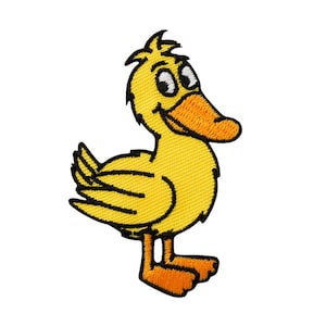 Pode incluir: Um emblema bordado termocolante apresentando um pato de desenho animado com penas amarelo-brilhantes, um bico laranja vibrante e pés laranja correspondentes. O pato tem grandes olhos brancos com pupilas pretas e contorno em fio preto.