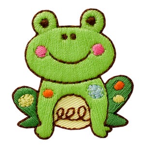 Könnte beinhalten: Ein gestickter Aufbügler in Form eines hellgrünen Frosches mit dunkelbraunen Umrandungen. Der Frosch hat rosa Wangen, einen cremefarbenen Bauch mit braunen Wirbeldetails und grüne Gliedmaßen, die mit kleinen orangefarbenen, gelben und blauen Punkten verziert sind.