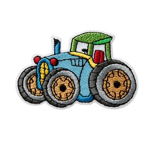 Pode incluir: Um emblema bordado termocolante em forma de trator. O trator apresenta uma carroçaria azul-clara, um tejadilho verde e rodas grandes cinzentas-escuras com jantes douradas. Inclui um tubo de escape preto, detalhes vermelhos e uma grelha amarela.