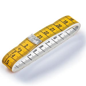 Può includere: Un metro a nastro giallo flessibile con segni e numeri neri. Il nastro presenta un'estremità in metallo argentato con il marchio Prym e la scritta Made in Germany. La scala è stampata in centimetri, mostrando i numeri da 2 a 23.