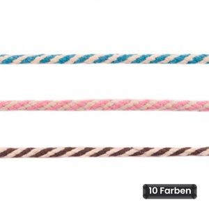 Puede incluir: Tres longitudes horizontales de cuerda trenzada, cada una con un patrón diagonal de dos tonos. La cuerda superior es azul y blanca, la del medio es rosa y blanca, y la inferior es marrón y blanca. Una etiqueta negra muestra el texto 10 Farben.