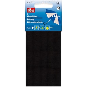 Peut inclure: Un paquet de deux pièces autocollantes en nylon noir de la marque Prym, portant la référence 929 500. L'en-tête bleu présente un graphique d'ombrelle blanche et indique des dimensions de 6,5 cm par 14 cm pour ces pièces de réparation.