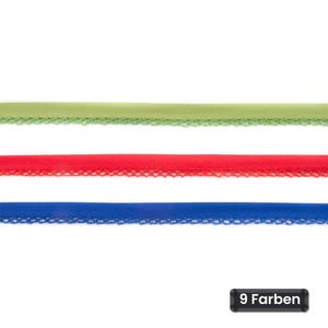 Könnte beinhalten: Drei horizontal angeordnete Bortenstreifen, jeweils mit einem glatten, einfarbigen Band in Hellgrün, Rot und Blau, kombiniert mit einer passenden, zarten Spitzenkante. Ein kleines schwarzes rechteckiges Etikett zeigt den Text 9 Farben.