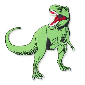 Pode incluir: Um emblema bordado termocolante apresentando um dinossauro Tyrannosaurus Rex verde de perfil. O dinossauro tem a boca bem aberta com interior vermelho, dentes brancos e detalhes costurados em preto ao longo do corpo, cauda e pernas.