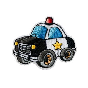 Op de afbeelding: Een geborduurde patch in de vorm van een cartoon politieauto. Het voertuig is zwart-wit met blauwe ramen, een rood zwaailicht op het dak, gele koplampen en een geel ster-embleem op de zijdeur. Het heeft grijze en zwarte wielen.