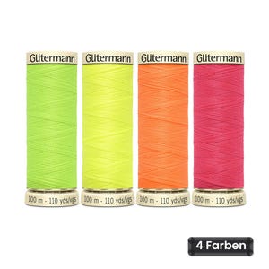 Könnte beinhalten: Vier Spulen Gütermann Nähgarn in Neongrün, Neongelb, Neonorange und Neonpink. Jede Spule ist mit dem Markennamen beschriftet und enthält 100 m - 110 yds/vgs Garn. Die Spulen sind in einer Reihe vor einem weißen Hintergrund angeordnet.