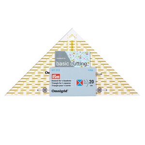 Puede incluir: Una regla de acolchado triangular de acrílico transparente con marcas de cuadrícula amarillas y una etiqueta central que dice Omnigrid, Prym y Triangle for 1/4 squares 20 cm. La regla está colocada detrás de un folleto titulado basic cutting.