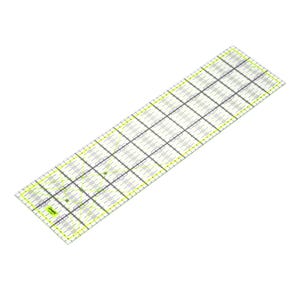 Peut inclure: Une règle de quilting rectangulaire transparente dotée d'un quadrillage noir avec des marquages jaunes. L'outil présente des mesures précises le long des bords et sur toute la surface, avec la marque 'Omnigrid' imprimée dans un petit encadré jaune.