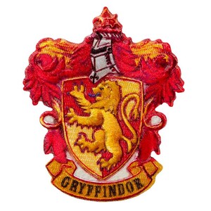Könnte beinhalten: Ein gestickter Aufnäher mit einem rot-goldenen Wappen und einem zentralen gelben Löwen, der auf seinen Hinterbeinen steht. Über dem Schild befindet sich ein silberner Helm und darunter ein goldenes Banner mit dem schwarzen Text GRYFFINDOR.