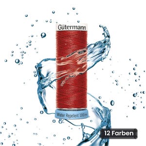 Może przedstawiać: Szpula czerwonych nici Gütermann z jasnoniebieską podstawą z napisem Water Repellent 100m. Szpula jest otoczona rozpryskującymi się kroplami wody i efektem płynącej wody. Czarna prostokątna etykieta w rogu zawiera tekst 12 Farben.