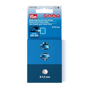 Peut inclure: Un ensemble d'outils Prym pour rivets de 9,0 mm dans un emballage bleu. Le paquet affiche le texte 673 132, 390 903 et Jeu d'outils pour rivets Prym. Il présente des illustrations de deux outils de pose bleu et argent et un rivet argenté.