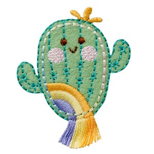 Pode incluir: Um emblema bordado de cacto em verde claro com um rosto sorridente, bochechas rosadas, uma pequena flor amarela no topo e um arco-íris na frente. O design inclui detalhes de costura em azul-petróleo e uma borla de franjas roxa e amarela.
