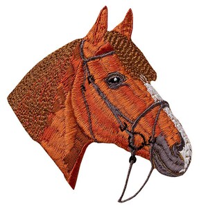 Peut inclure: Un écusson brodé représentant le profil d'une tête de cheval alezan. Le cheval a une crinière brune, une liste blanche sur le nez et un museau gris. Il porte un bridon gris foncé avec des lanières fines et un mors, rendu en broderie détaillée.