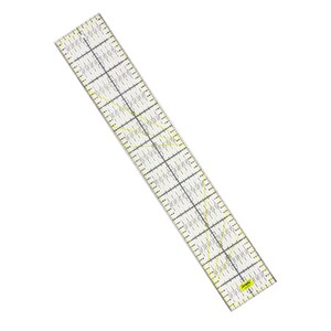 Pode incluir: Uma régua de quilting retangular transparente com linhas de grade pretas e marcações amarelas. A régua exibe medidas em centímetros, com uma escala visível de 0 a 30 centímetros e o nome da marca Simply impresso na superfície.