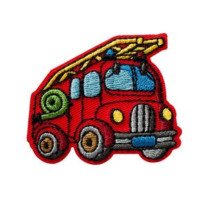Puede incluir: Un parche bordado de un camión de bomberos rojo con una escalera amarilla en la parte superior, ventanas azul claro, una manguera verde enrollada en el lateral, faros amarillos, una parrilla gris, ruedas negras y doradas y un parachoques gris.