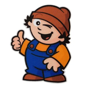 Op de afbeelding: Een geborduurde patch met een stripfiguur die een bruine muts, een oranje shirt en een blauwe tuinbroek draagt. Het figuur heeft zwart haar, een brede glimlach en steekt met de rechterhand een duim omhoog tegen een witte achtergrond.