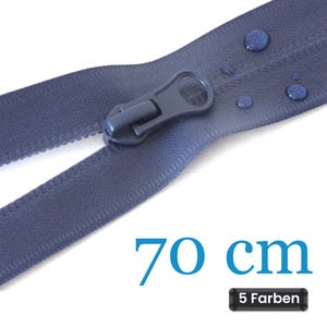 Op de afbeelding: Een donkerblauwe rits met een bijpassende ritstrekker en waterdruppels op de stoffen band. De tekst 70 cm wordt in het blauw weergegeven en een klein zwart rechthoekig label bevat de witte tekst 5 Farben, wat een lengte van 70 cm aangeeft.
