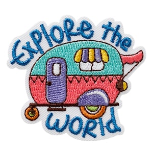 Pode incluir: Um emblema bordado com uma caravana turquesa e rosa com uma porta roxa, um toldo às riscas amarelas e brancas e rodas cor de laranja. O texto Explore the world está bordado com fio azul acima e abaixo do desenho da caravana.