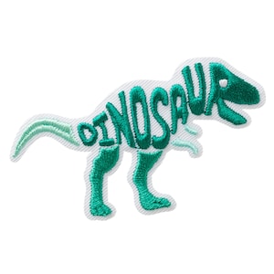 Pode incluir: Um emblema bordado termocolante em forma de dinossauro, apresentando a palavra DINOSAUR escrita em fio verde-azulado escuro. O emblema tem uma base de tecido branco, uma cauda e um pequeno braço em verde-azulado claro, com uma borda branca.